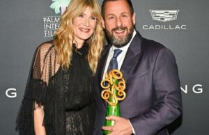 Adam Sandler derruba a casa no baile de gala de Palm Springs com o hilariante discurso ‘E se’ ele não tivesse conseguido Adam Sandler derruba a casa no baile de gala de Palm Springs com o hilariante discurso 'E se' ele não tivesse conseguido