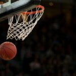 Uma bola de basquete caindo através de um aro