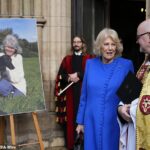 A Rainha Camilla fala com o Reitor de Southwark, Mark Oakley, antes de um culto de ação de graças para Dame Jilly Cooper realizado hoje. Ela admirou uma foto de seu grande amigo lá fora