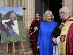 Adeus, Dame Jilly Cooper: Rainha Camilla se junta aos atores de Rivals, Danny Dyer e Alex Hassell, em um serviço memorial repleto de estrelas para a autora após sua morte aos 88 anos A Rainha Camilla fala com o Reitor de Southwark, Mark Oakley, antes de um culto de ação de graças para Dame Jilly Cooper realizado hoje. Ela admirou uma foto de seu grande amigo lá fora