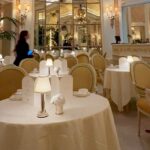 O roedor (canto inferior direito) foi avistado por clientes enquanto tomavam chá no salubre local em Mayfair, Londres, no domingo.