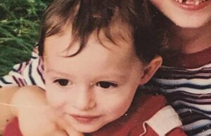 Adivinhe em quem esse garoto de macacão se transformou! Adivinhe em quem esse garoto de macacão se transformou!