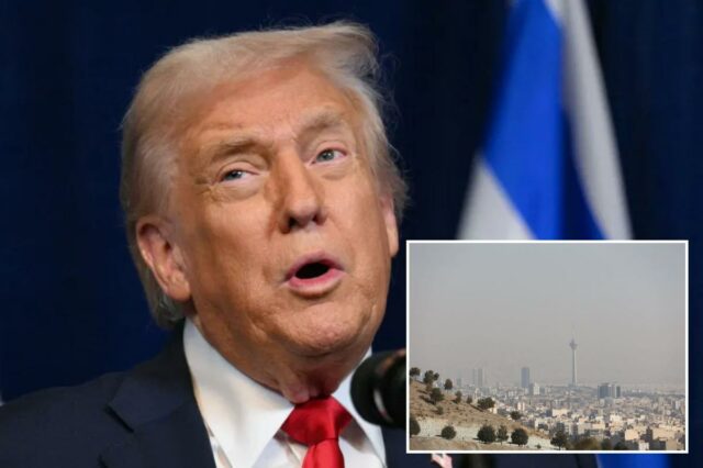 O presidente dos EUA, Donald Trump, fala em uma entrevista coletiva com as bandeiras dos EUA e de Israel ao fundo.