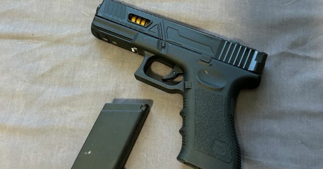 Adolescente australiano acusado de supostamente fazer chamadas falsas de tiroteio em massa para os EUA
