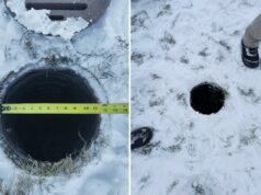 Adolescente fica preso em um cano de esgoto de 11 polegadas de largura enquanto andava de trenó em um campo de golfe no Kansas: ‘Meio incompreensível’ Uma fita métrica se estende por um cano redondo e escuro que se abre na neve, próximo a uma tampa de bueiro aberta.