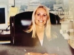 Advogado americano, 44, encontrado morto em voo com destino ao Reino Unido após adormecer no ombro da mãe Rachel Green sorrindo enquanto está sentada em uma mesa.