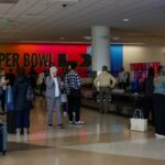 Um viajante sai do Aeroporto Oakland San Francisco Bay em Oakland, Califórnia, quando a movimentada temporada de viagens de fim de ano começa na sexta-feira, 19 de novembro de 2025. (Ray Chavez/Bay Area News Group)