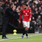 Michael Carrick fala com Bruno Fernandes durante a partida de futebol da Premier League entre Manchester United e Manchester City, em Old Trafford, em Manchester, Inglaterra, em 2026.