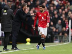 ‘Agenda principal’… O futuro incerto de Bruno Fernandes no Man Utd fez com que Michael Carrick finalmente acertasse as contas Michael Carrick fala com Bruno Fernandes durante a partida de futebol da Premier League entre Manchester United e Manchester City, em Old Trafford, em Manchester, Inglaterra, em 2026.