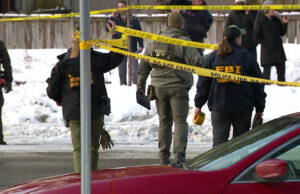 Agente do ICE que atirou em Renee Good sofreu hemorragia interna, dizem autoridades Yahoo news home