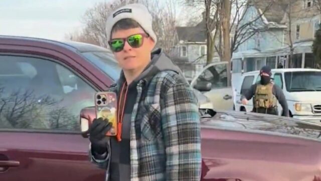 Agente do ICE que filmou vídeo de mulher em Minnesota é divulgado
