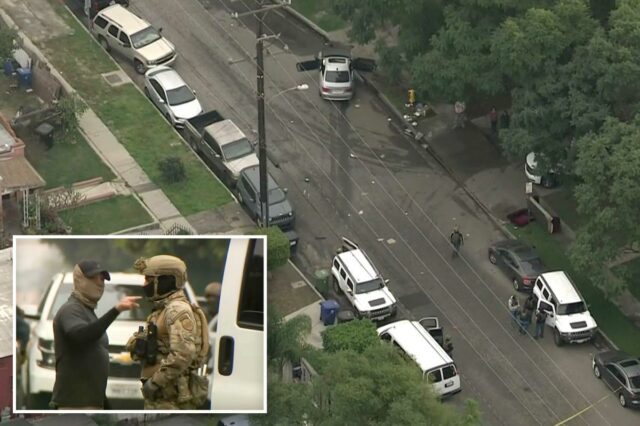 Agente federal ferido após tiros soarem em perseguição de imigrante Agentes federais com equipamento tático parados ao lado de veículos após um tiroteio no condado de Los Angeles.