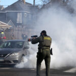 Agentes do ICE fazem mais prisões enquanto Minnesota processa Trump