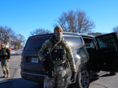 Agentes do ICE tentam entrar no consulado do Equador em Minneapolis Yahoo news home