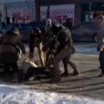 Esta foto sem data fornecida por Michael Pretti mostra Alex J. Pretti, o homem que foi baleado por um oficial federal em Minneapolis. (Michael Pretti via AP)