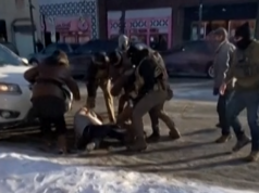 Agentes envolvidos no tiroteio de Alex Pretti colocados em licença administrativa Esta foto sem data fornecida por Michael Pretti mostra Alex J. Pretti, o homem que foi baleado por um oficial federal em Minneapolis. (Michael Pretti via AP)