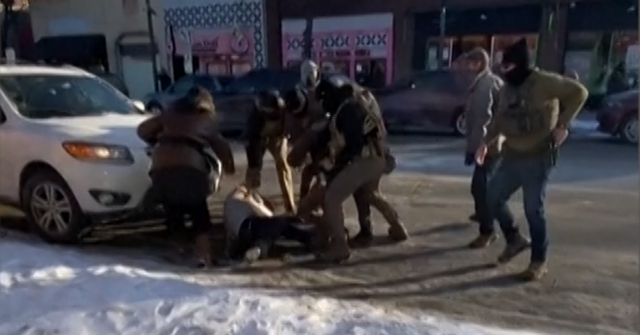 Esta foto sem data fornecida por Michael Pretti mostra Alex J. Pretti, o homem que foi baleado por um oficial federal em Minneapolis. (Michael Pretti via AP)