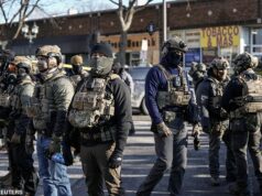 Agentes federais atiram e matam um homem em Minneapolis enquanto o vídeo mostra a luta antes das explosões mortais Um agente da Patrulha da Fronteira matou um homem a tiros em Minneapolis na manhã de sábado, em um assassinato capturado pelas câmeras