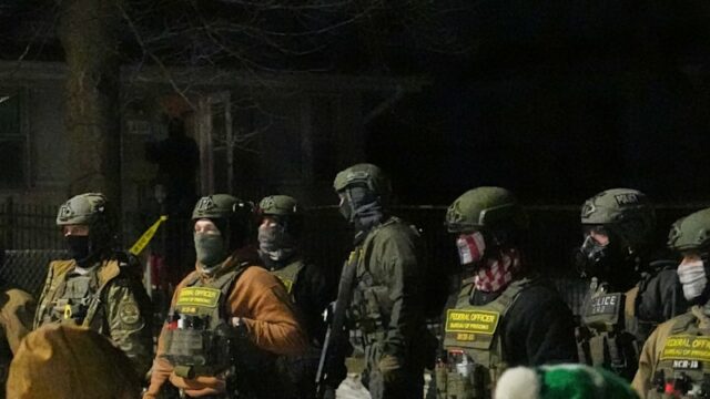 Renee Good em seu carro, momentos antes de ser morta a tiros.