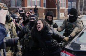 Agentes federais de imigração filmaram arrastando uma mulher de seu carro em Minneapolis Yahoo news home