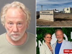 Agentes federais fortemente armados arrombam a porta da casa de Timothy Busfield em Nova York em uma operação dramática depois que ele se rendeu sob acusações de abuso sexual infantil Agentes federais fortemente armados arrombam a porta da casa de Timothy Busfield em Nova York em uma operação dramática depois que ele se rendeu sob acusações de abuso sexual infantil