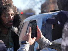 Agentes mascarados, exames faciais e uma pergunta: você é cidadão? Por dentro da repressão de Trump em Minnesota Yahoo news home