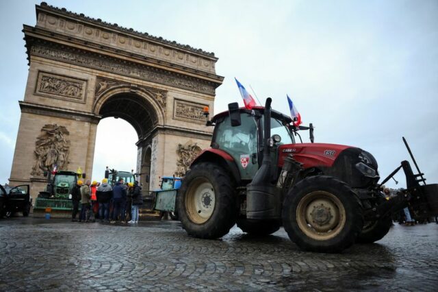 Agricultores franceses bloqueiam ruas de Paris em protesto contra acordo Reuters