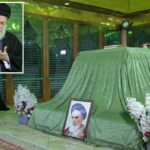 Aiatolá Ali Khamenei orando durante uma visita ao túmulo do Aiatolá Ruhollah Khomeini.