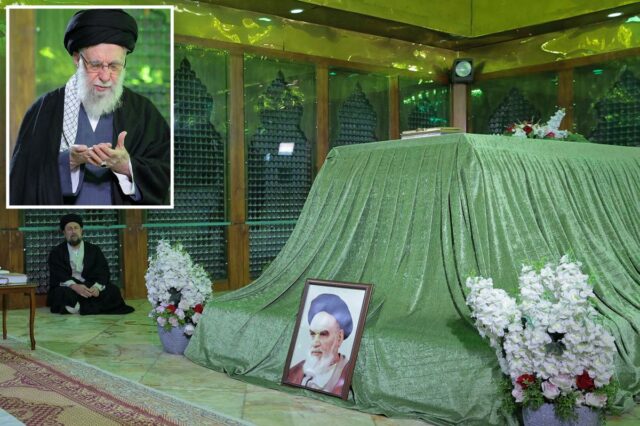 Aiatolá Ali Khamenei orando durante uma visita ao túmulo do Aiatolá Ruhollah Khomeini.