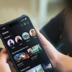 Aja surpreso – a verificação de idade baseada em IA do Roblox não protege as crianças | Roblox mostrado na tela do smartphone