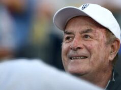 Al Michaels toma sua decisão de ‘futebol de quinta à noite’ para 2026 O comentarista esportivo Al Michaels com um boné branco.