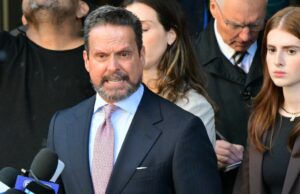 Alan Jackson evitou perguntas sobre honorários advocatícios no caso Nick Reiner Nick Reiner comparece ao tribunal para acusação de assassinato após a morte de Rob e Michele Reiner