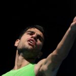 Aryna Sabalenka joga um forehand contra Anastasia Potapova da Áustria na terceira rodada de simples feminino durante o sexto dia do Aberto da Austrália de 2026 em Melbourne Park