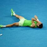 Carlos Alcaraz, da Espanha, recebe atendimento médico durante a semifinal contra o alemão Alexander Zverev