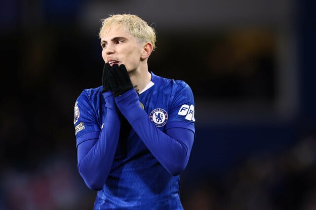 Alejandro Garnacho observa antes da partida da Premier League entre Manchester United e Chelsea em Old Trafford em 2025 em Manchester, Inglaterra.