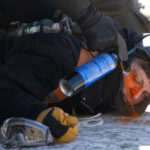 Uma pessoa levanta as mãos enquanto a polícia lança uma espessa cortina de gás lacrimogêneo na Avenida Nicollet, em Minneapolis, no sábado, 24 de janeiro de 2026. (Ben Hovland/Minnesota Public Radio via AP)