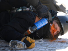 Alemanha alerta seus cidadãos sobre visitarem EUA ‘violentos’ Uma pessoa levanta as mãos enquanto a polícia lança uma espessa cortina de gás lacrimogêneo na Avenida Nicollet, em Minneapolis, no sábado, 24 de janeiro de 2026. (Ben Hovland/Minnesota Public Radio via AP)