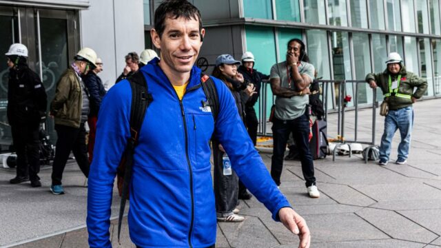 Alex Honnold Free Solo sobe com sucesso o arranha-céu Taipei Alex Honnold Free Solo sobe com sucesso o arranha-céu Taipei 101 no especial ao vivo da Netflix