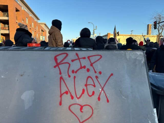 Alex Pretti GoFundMe ultrapassa US$ 160 mil após tiroteio fatal na patrulha de fronteira
