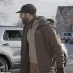 Novas imagens mostraram o momento em que um manifestante anti-ICE, confirmado como Alex Pretti, gritava com oficiais federais em 13 de janeiro em Minneapolis. O vídeo foi filmado pelo The News Movement, que estava no local