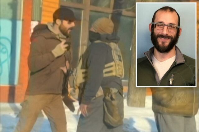 Captura de tela de um vídeo mostrando Alex Pretti (L) e um agente federal de imigração (C) antes de Pretti ser morto a tiros.