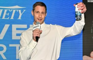 Alexander Skarsgård defende a indicação de Stellan ao Oscar e faz um discurso tumultuado sobre sua falta de prêmios. Atenção na festa de capa do Variety Sundance Alexander Skarsgård defende a indicação de Stellan ao Oscar e faz um discurso tumultuado sobre sua falta de prêmios. Atenção na festa de capa do Variety Sundance