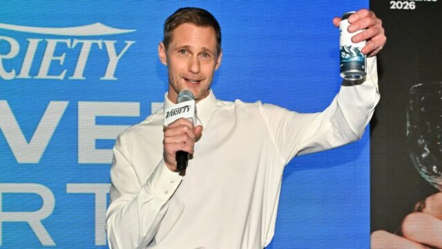 Alexander Skarsgård defende a indicação de Stellan ao Oscar e faz um discurso tumultuado sobre sua falta de prêmios. Atenção na festa de capa do Variety Sundance
