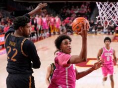 Alijah Arenas faz a tão esperada estreia na faculdade depois de superar um acidente de carro com risco de vida e uma lesão no joelho Alijah Arenas, filho do ex-grande jogador da NBA Gilbert Arenas, faz uma bandeja durante sua estreia na faculdade pela USC, na derrota em casa por 74-68 para o Northwestern.