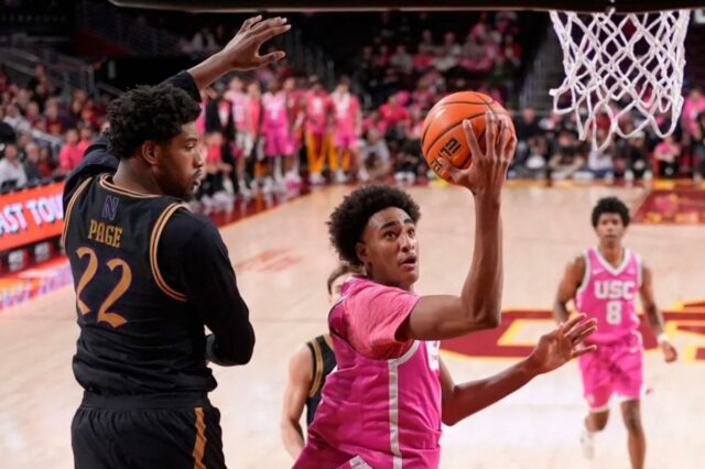 Alijah Arenas faz a tão esperada estreia na faculdade depois Alijah Arenas, filho do ex-grande jogador da NBA Gilbert Arenas, faz uma bandeja durante sua estreia na faculdade pela USC, na derrota em casa por 74-68 para o Northwestern.