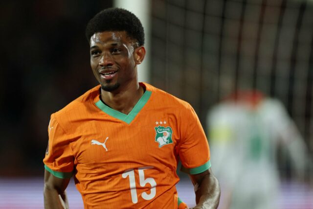 Amad Diallo e Bryan Mbeumo se enfrentando na AFCON.