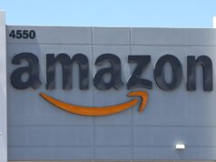 Amazon concorda em pagar aos consumidores US$ 309 milhões em liquidação de política de devolução Amazon logo on building