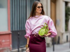 Amazon lançou mais de 4.000 novidades: 17 blusas que parecem estar na moda Alba Garavito Torre usa óculos de sol pretos da Ray Ban, brincos grandes com pingente dourado e branco, uma camiseta preta, um pulôver de lã branco com listras pretas da Massimo Dutti, uma bolsa de ombro Timeless de couro granulado preto brilhante da Chanel, uma jaqueta blazer oversized preta da Munthe, calça jeans skinny branca da Zara, couro bege brilhante com biqueira preta da Chanel, durante uma sessão de fotos de moda street style, em 29 de abril de 2023 em Paris, França.