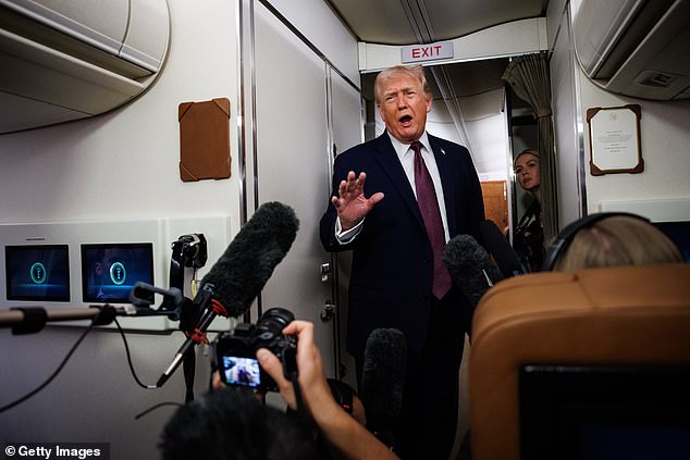 Americanos alertaram para ‘deixar o Irã AGORA’ enquanto Trump ‘planeja O presidente Donald Trump disse na segunda-feira que os parceiros comerciais do Irã enfrentarão tarifas de 25 por cento dos Estados Unidos, enquanto ele tenta pressionar Teerã por sua violenta repressão aos protestos que deixou quase 600 mortos em todo o país.