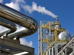 Ammobia diz que reinventou uma tecnologia centenária Steam rises from a new ammonia production unit.